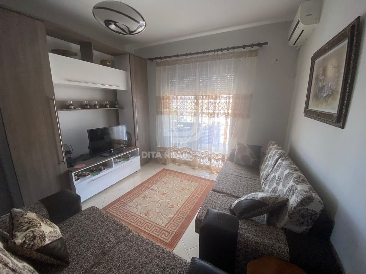 QIRA APARTAMENT 1+1 , PRANE SHKOLLES EFTALI KOCI DURRES 300 EURO