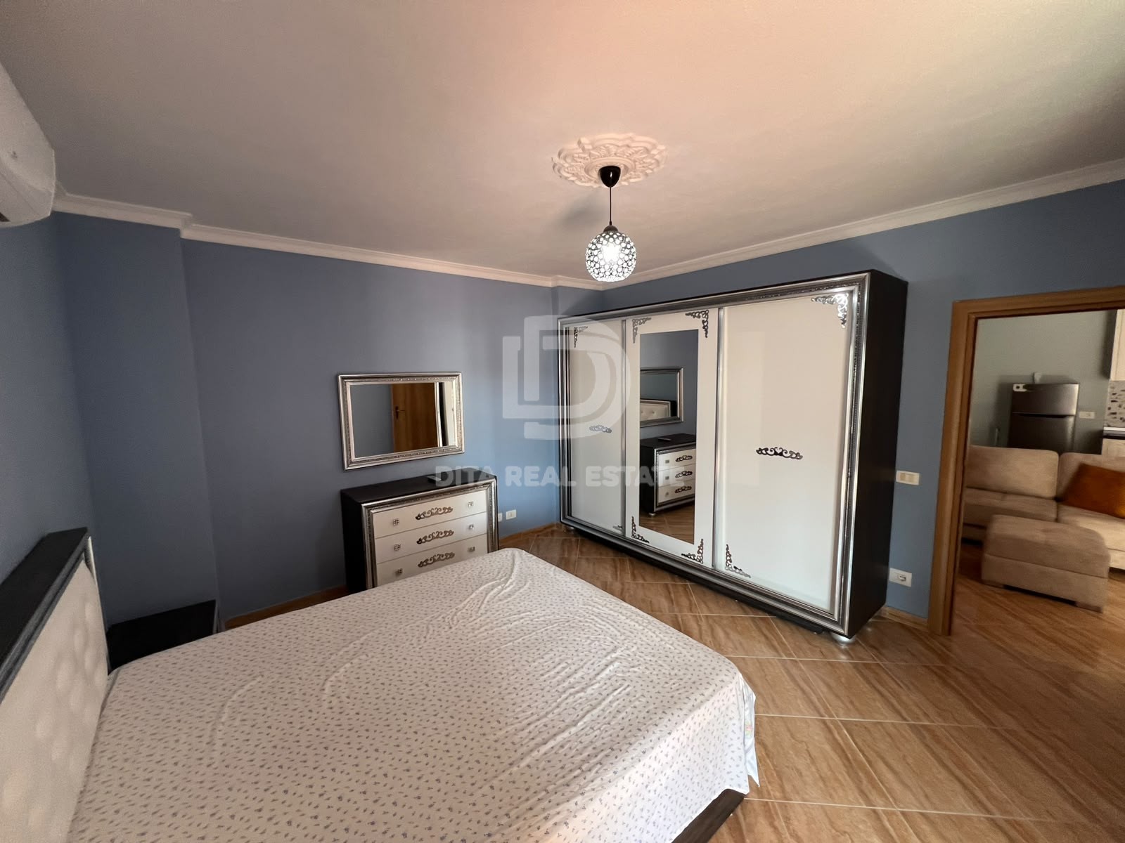 QIRA APARTAMENT 1+1 SHKOLLA BAJRAM CURRI PLAZH 330 EURO