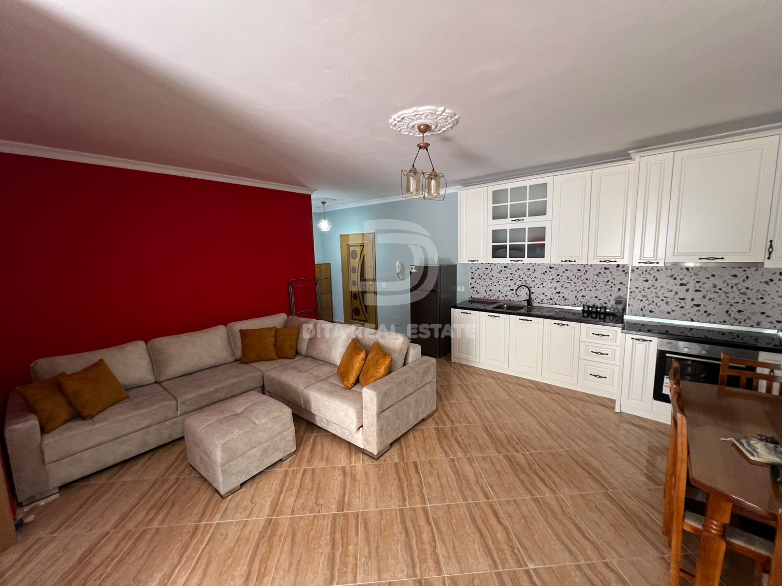 QIRA APARTAMENT 1+1 SHKOLLA BAJRAM CURRI PLAZH 330 EURO