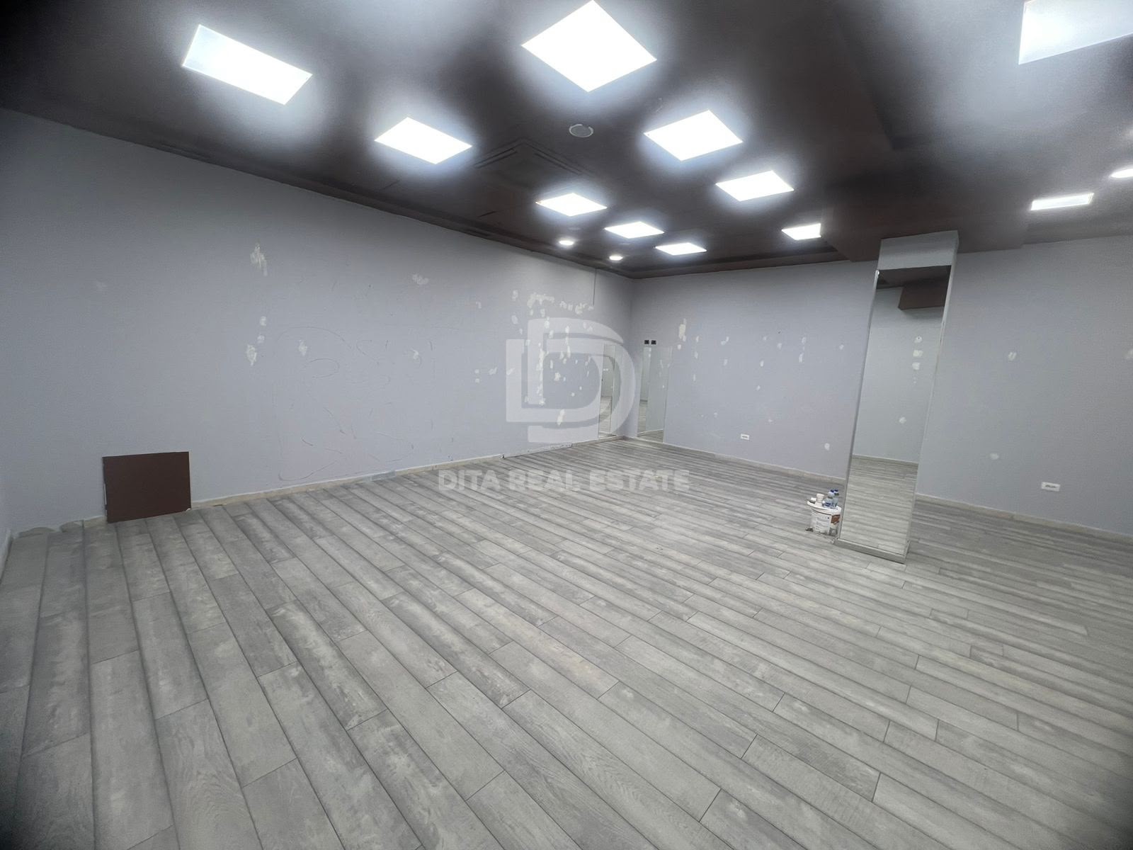 Shitet Ambient Biznesi 86 m2, Flagship Center Durres 165000