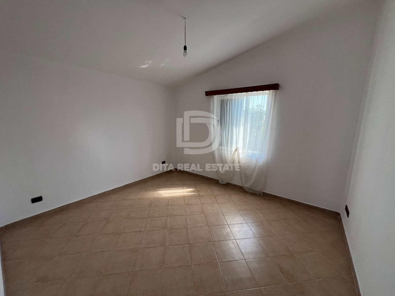 QIRA KATI 2 I NJE VILE 2+1 SUKTH DURRES 250 EURO