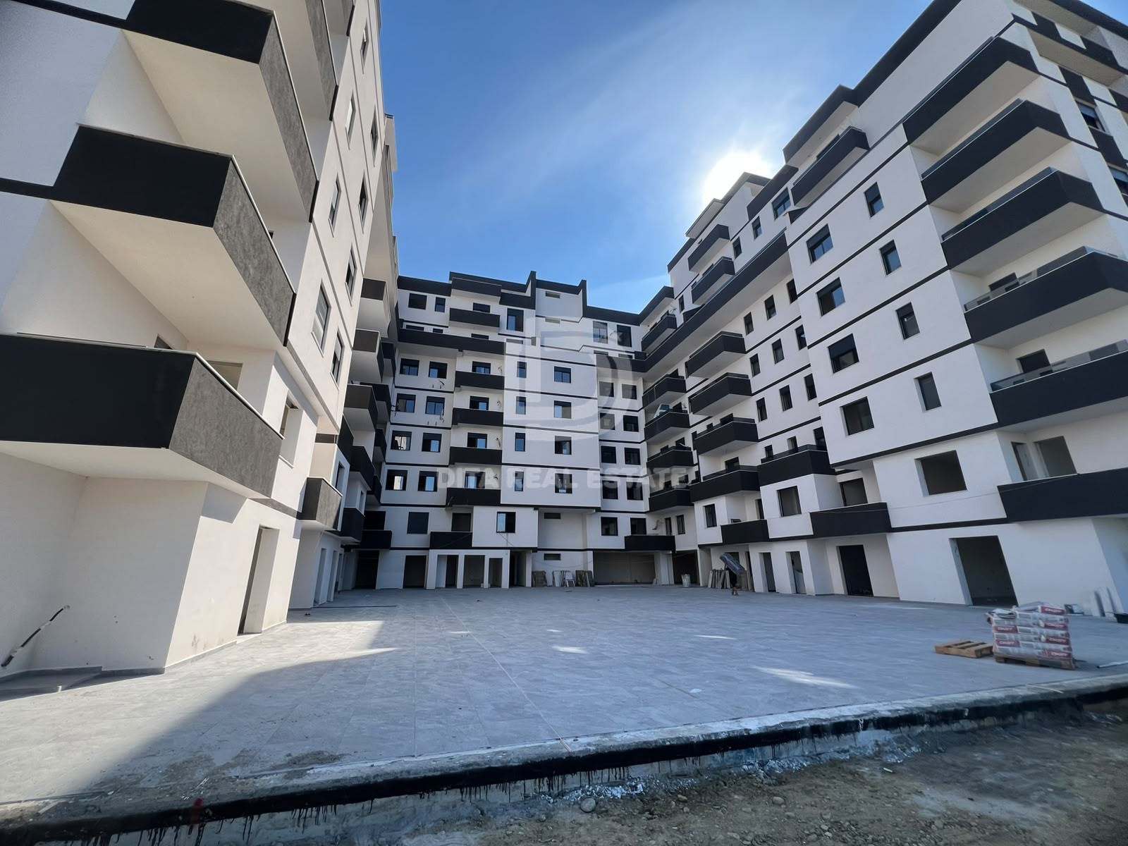 SHITET APARTAMENT 1+1 TEK RRETH RROTULLIMI GOLEMIT