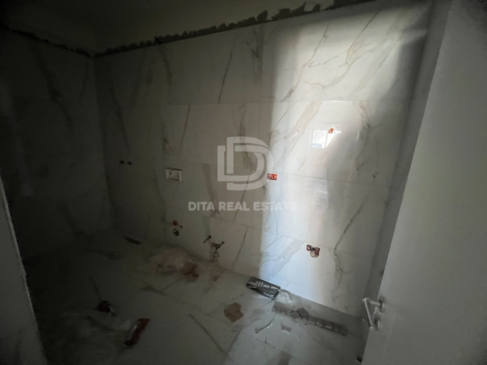 SHITET APARTAMENT 1+1 TEK RRETH RROTULLIMI GOLEMIT