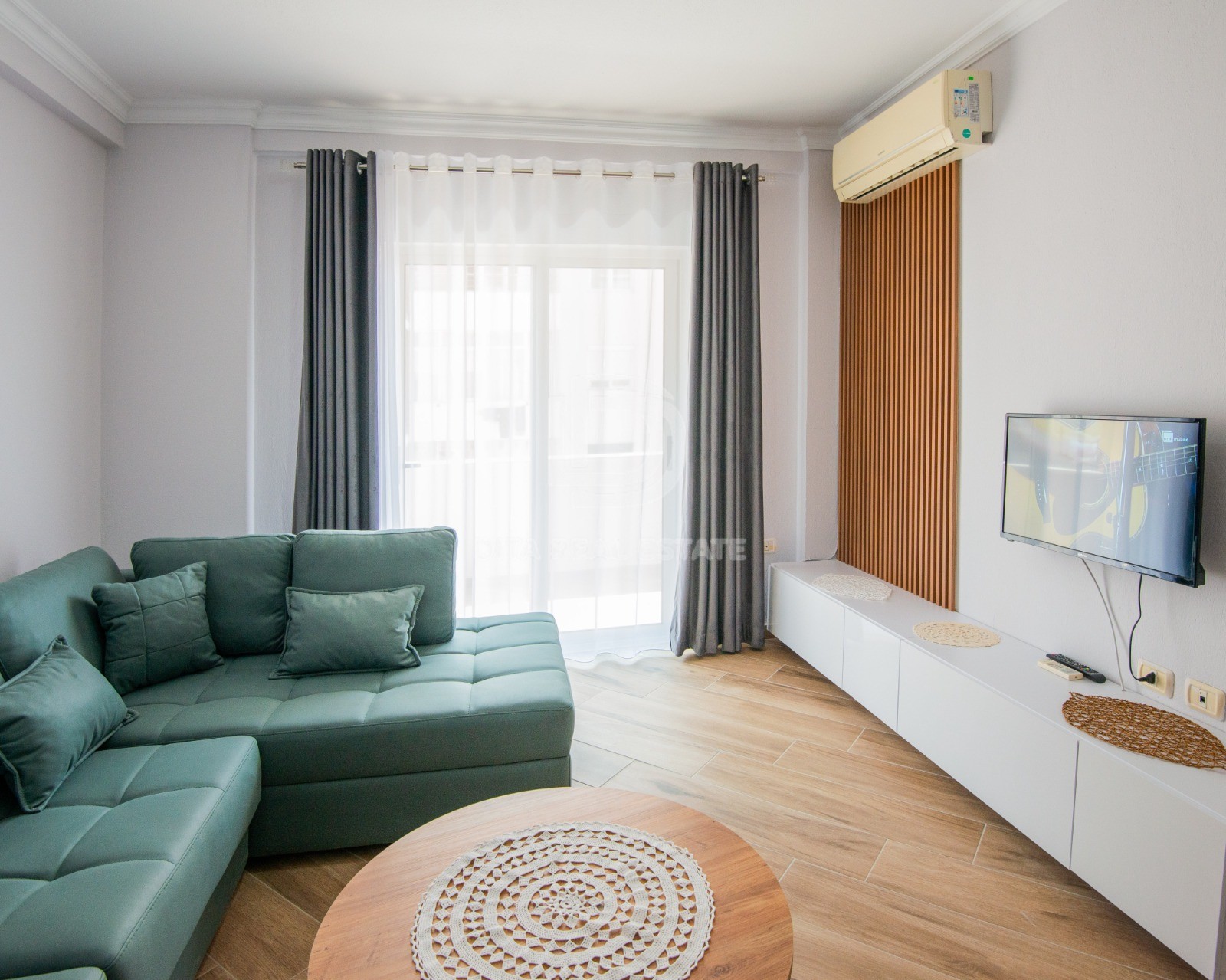 QIRA APARTAMENT I INVESTUAR 1+1, PRANE POSTES PLAZH 500 EURO