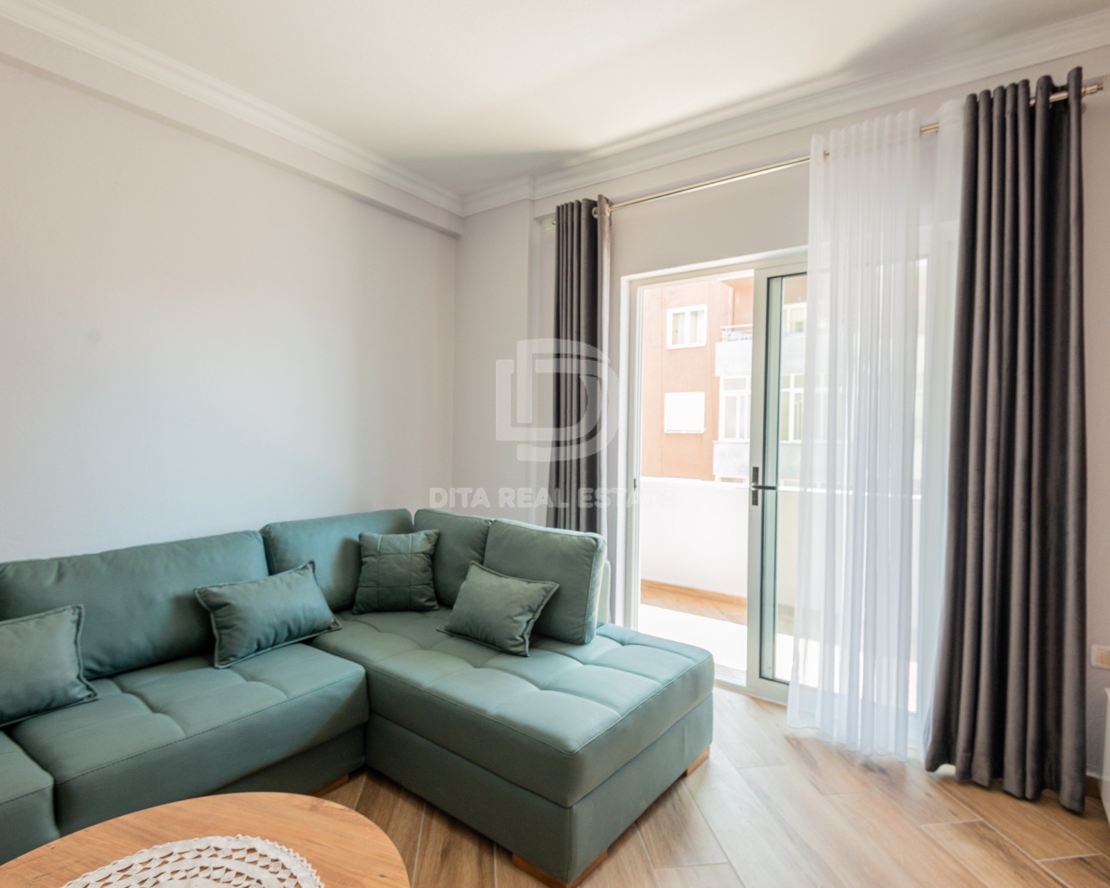 QIRA APARTAMENT I INVESTUAR 1+1, PRANE POSTES PLAZH 500 EURO